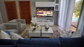 Télévision LED de 65 pouces avec chaînes par câble, télévision, Netflix