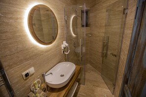 Deluxe-Zimmer | Badezimmer | Kostenlose Toilettenartikel, Haartrockner, Hausschuhe, Handtücher