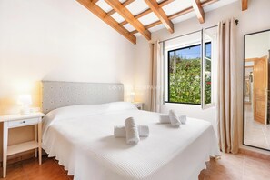 3 bedrooms, iron/ironing board, WiFi, bed sheets