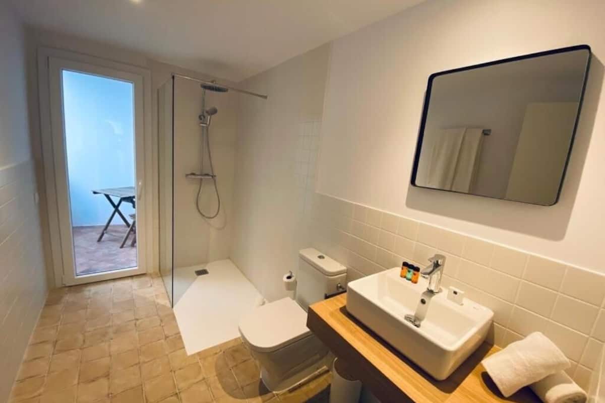 superior double room | bathroom | shower, rainfall showerhead, free toiletries, towels