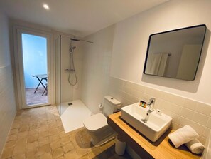 A modern bathroom with a shower, toilet, and sink. - Hotel Casa Miranda - Adults Only (Mahón)