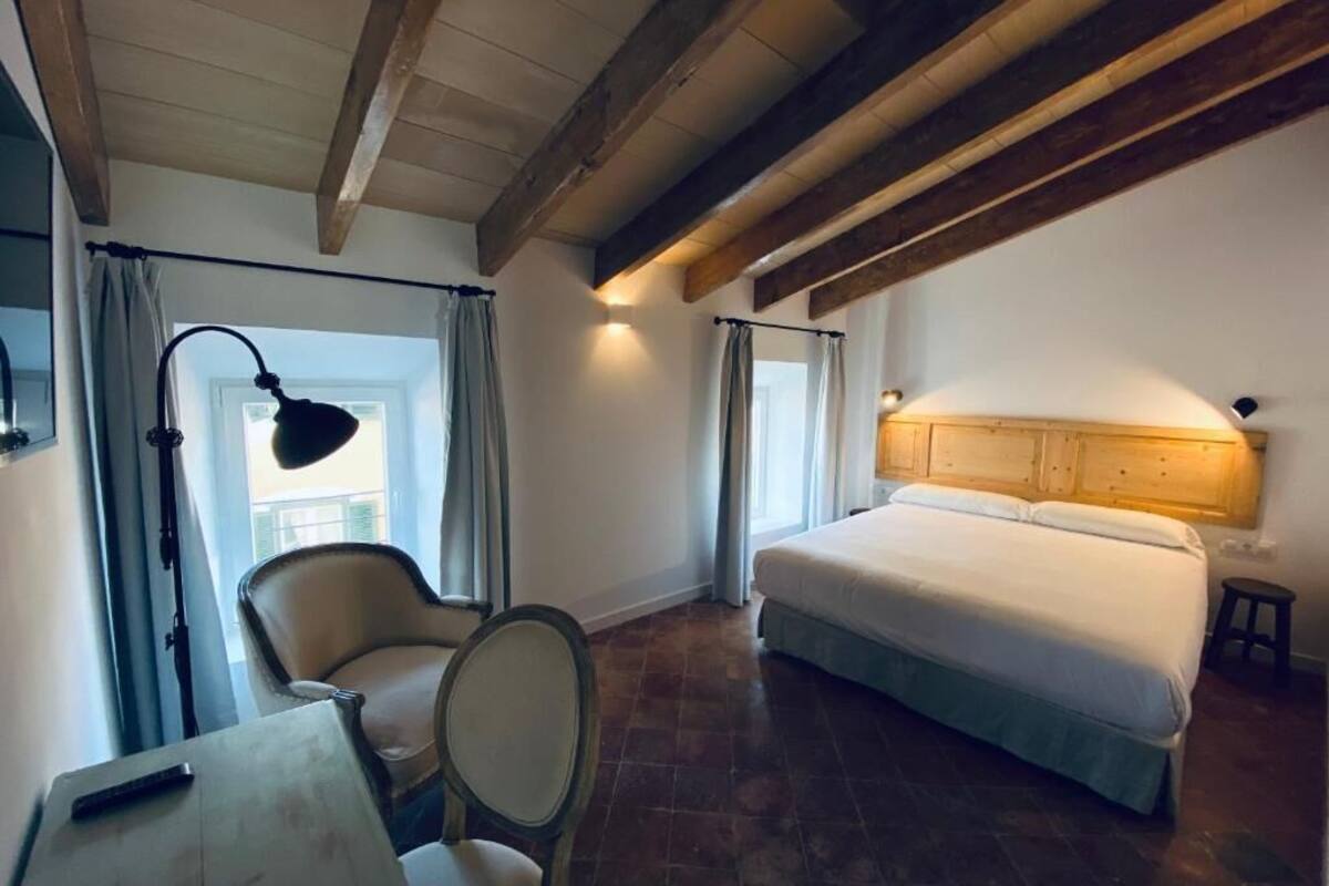 desk, laptop workspace, soundproofing, free wifi