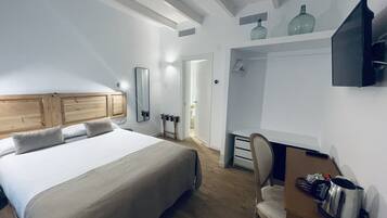 Habitación estándar doble | Escritorio y espacio para trabajar con un portátil