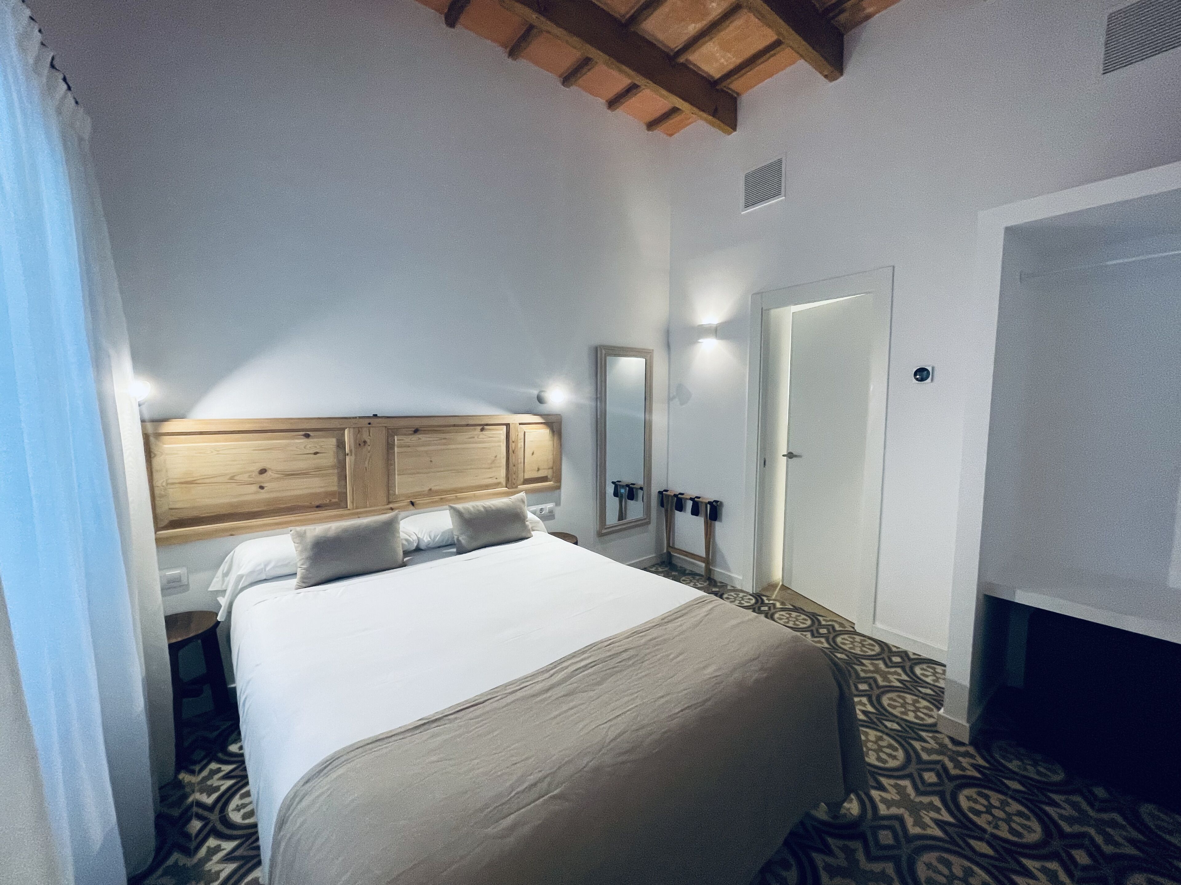 standard double room | desk, laptop workspace, soundproofing, free wifi