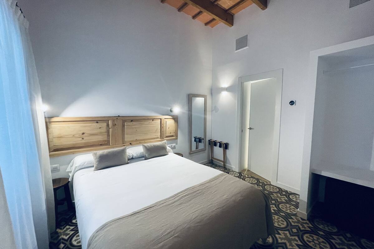 standard double room | desk, laptop workspace, soundproofing, free wifi