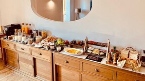 Un bufé de desayuno con diversas opciones de comida y bebidas.