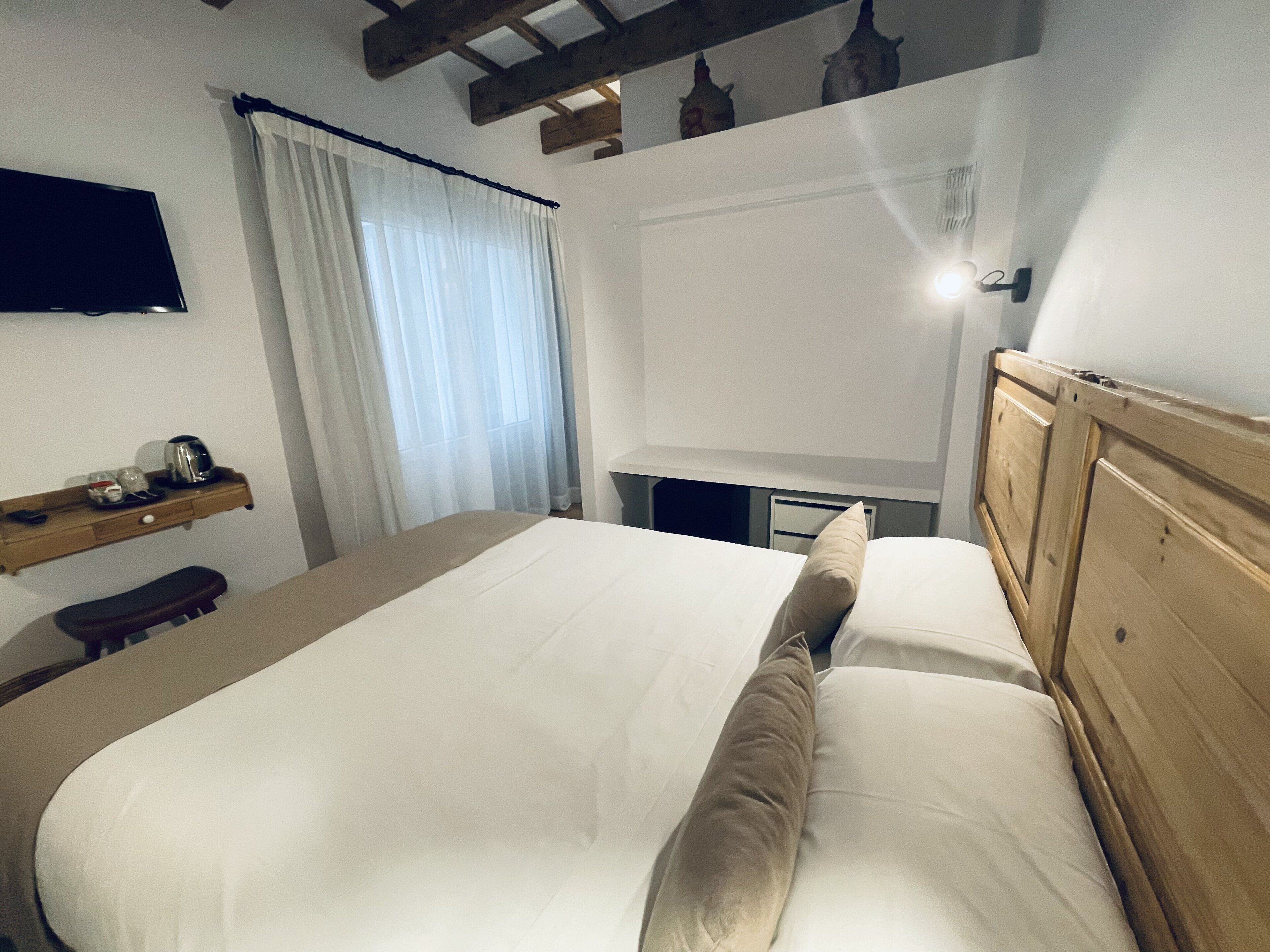 basic room | desk, laptop workspace, soundproofing, free wifi