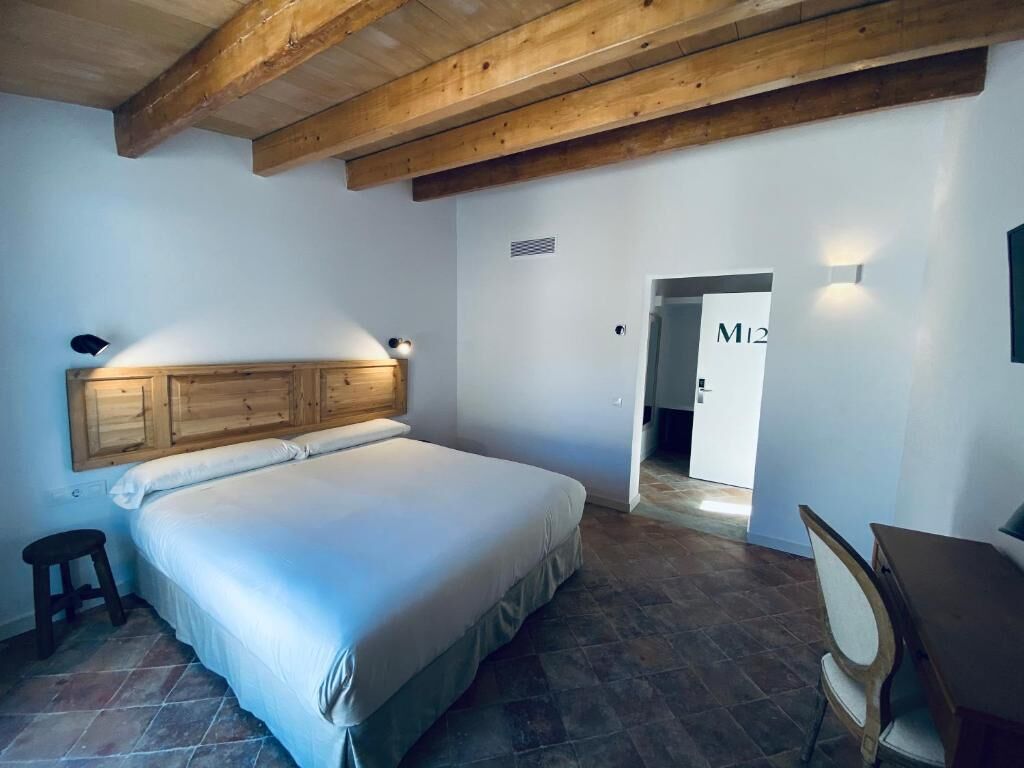 desk, laptop workspace, soundproofing, free wifi