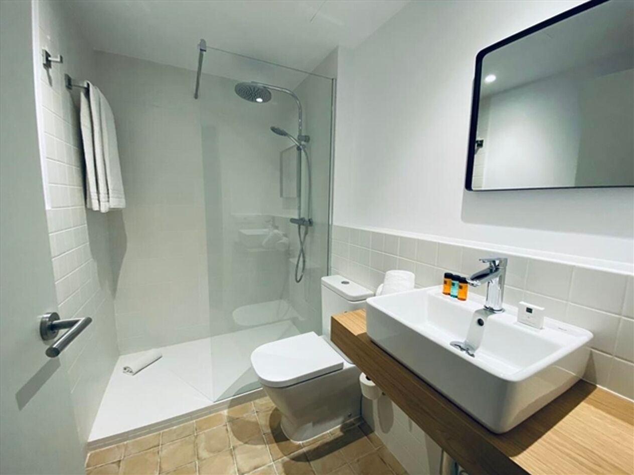 shower, rainfall showerhead, free toiletries, towels