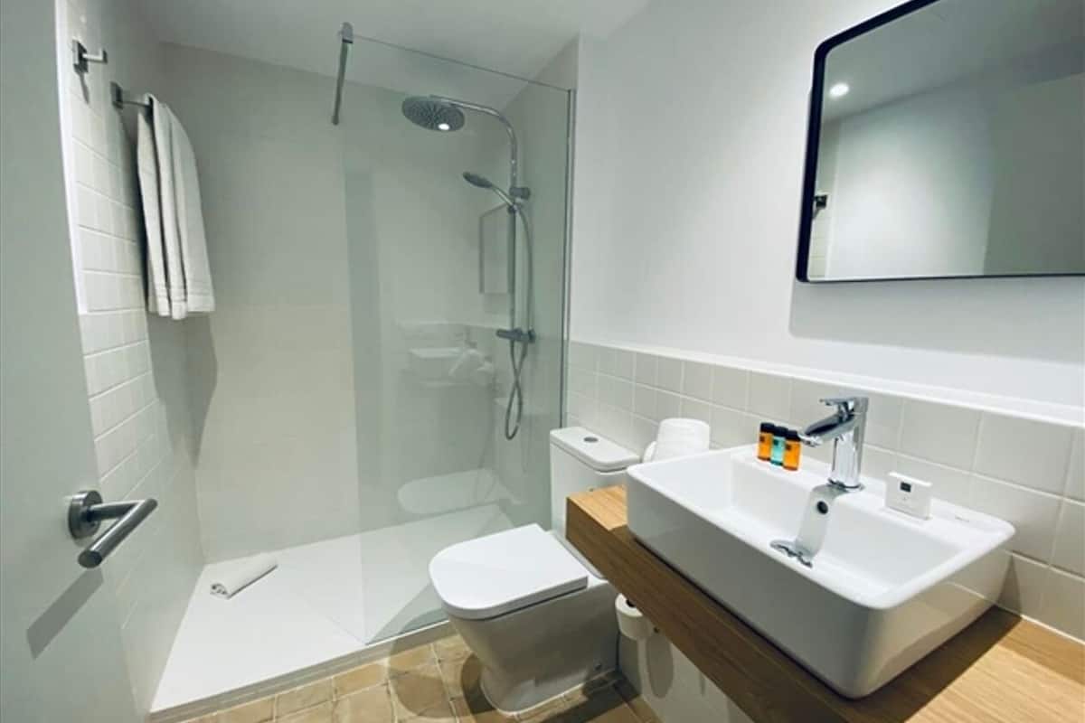 shower, rainfall showerhead, free toiletries, towels