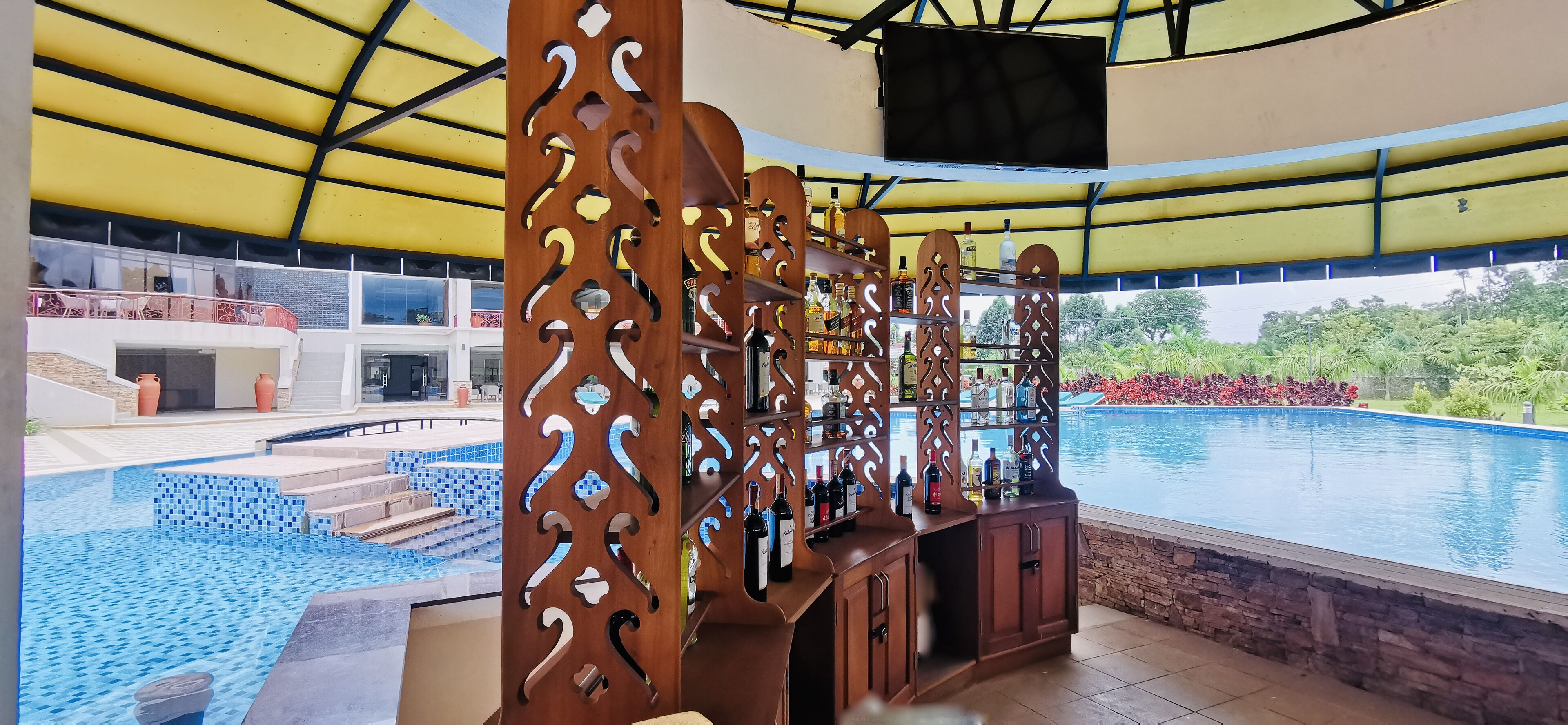 Quầy bar bên hồ bơi