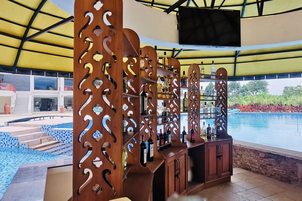 Quầy bar bên hồ bơi