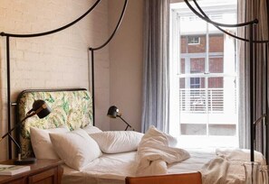 Minibar, in-room safe, desk, laptop workspace - Old Foundry Hotel (Cape Town)