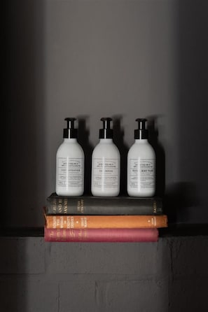 Amenidades de baño gratuitas, secadora de cabello, batas, pantuflas
