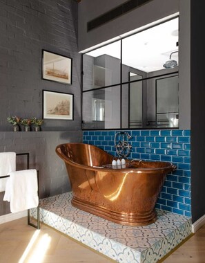 Amenidades de baño gratuitas, secadora de cabello, batas, pantuflas