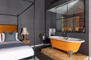 Minibar, in-room safe, individually decorated, individually furnished - Old Foundry Hotel (Cape Town)