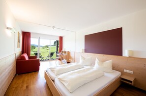 Eenvoudige tweepersoonskamer, balkon | Een bureau, verduisterende gordijnen, wifi (toeslag), beddengoed