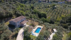 A stone villa with a swimming pool surrounded by olive trees and a hillside view. - House with private pool, air conditioning and stunning views!!! (Montecchio)