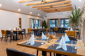 Frühstück, Mittagessen, Abendessen, Blick auf den Garten 