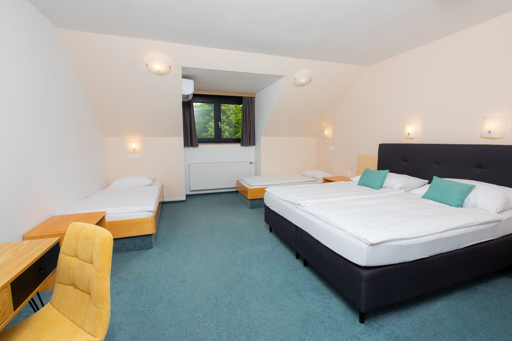 Firemannsrom – comfort, flere senger, ikke-røyk, privat bad | Individuelt innredet, skrivebord og skrivebord for bærbar PC