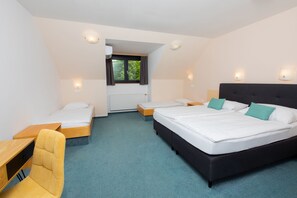 Comfort-Vierbettzimmer, Mehrere Betten, Nichtraucher, eigenes Bad | Individuell eingerichtet, Schreibtisch, laptopgeeigneter Arbeitsplatz