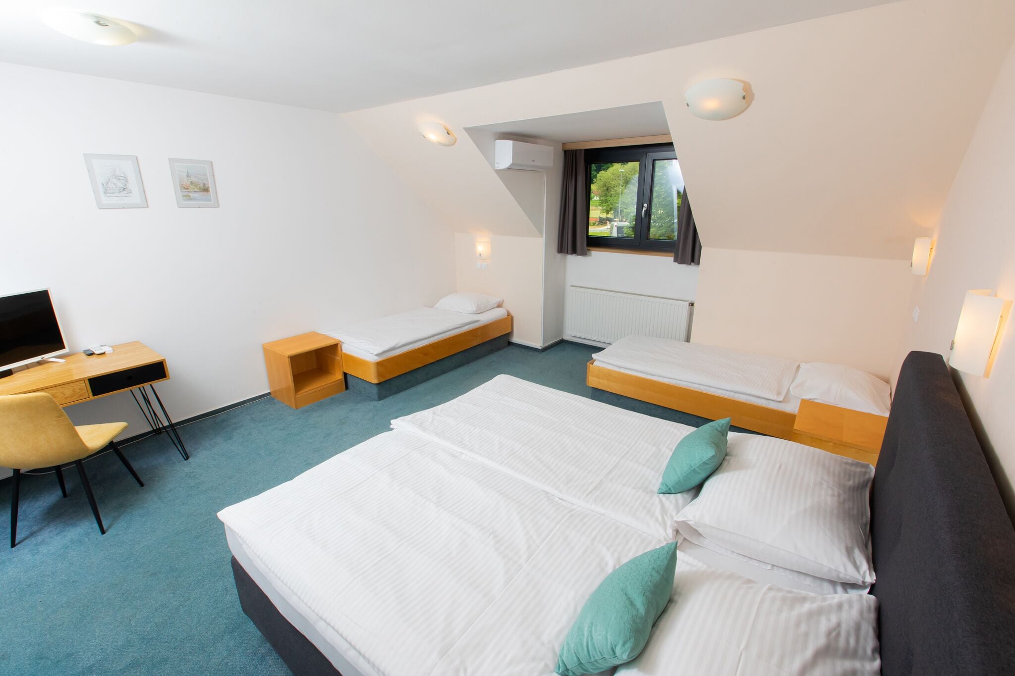 舒适四人房, 多张床, 无烟房, 私人浴室 | 特色家居、办公桌、笔记本电脑工作区、免费 WiFi