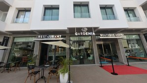 Un hôtel doté d’un restaurant et d’une boutique situés au rez-de-chaussée.