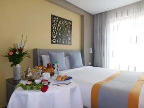 Quarto casal com design assinado | Roupas de cama premium, frigobar, cofres nos quartos, escrivaninha