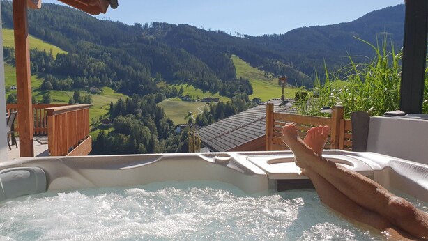 Un jacuzzi con vistas a un paisaje montañoso.