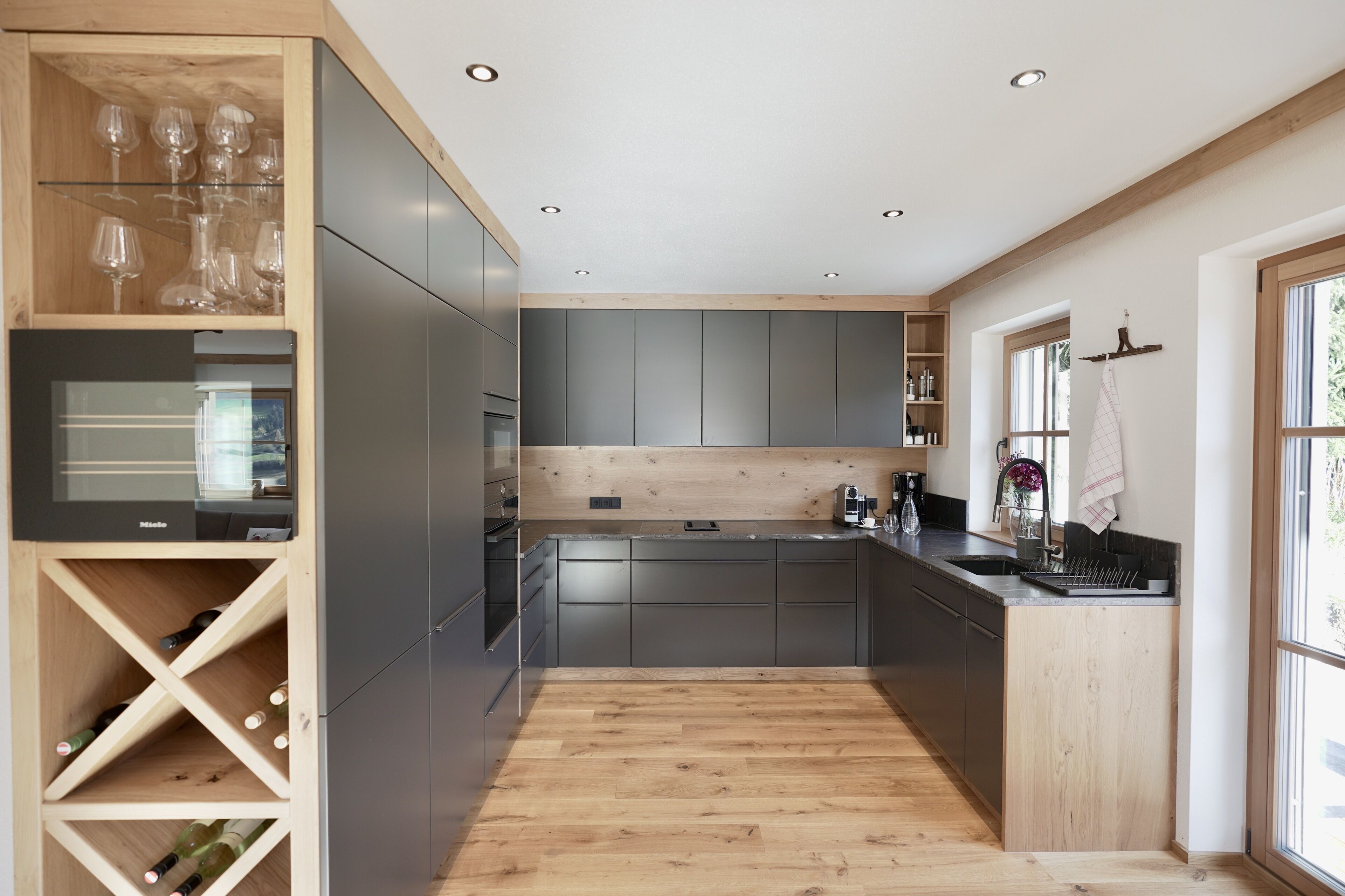 Réfrigérateur, micro-ondes, plaque de cuisson, lave-vaisselle