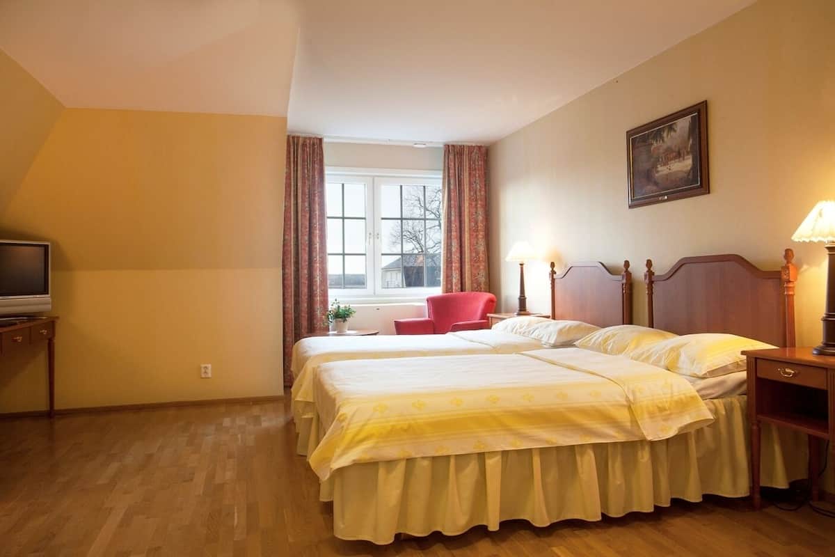 double room, private bathroom | 1 bedroom, desk, blackout curtains, iron/ironing board