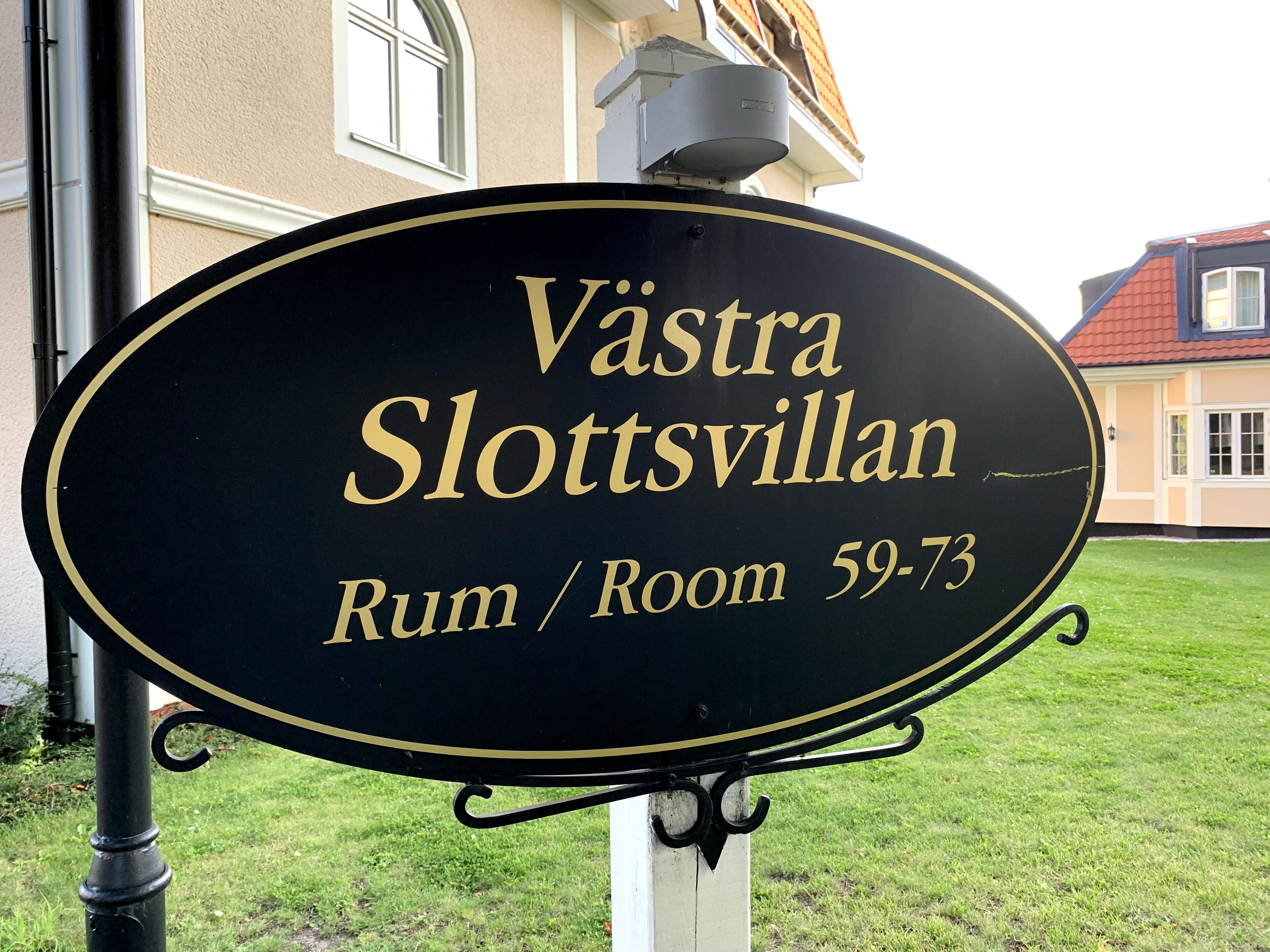 En skylt för Västra Slottssvilling, som visar att det finns ett rum tillgängligt för uthyrning.