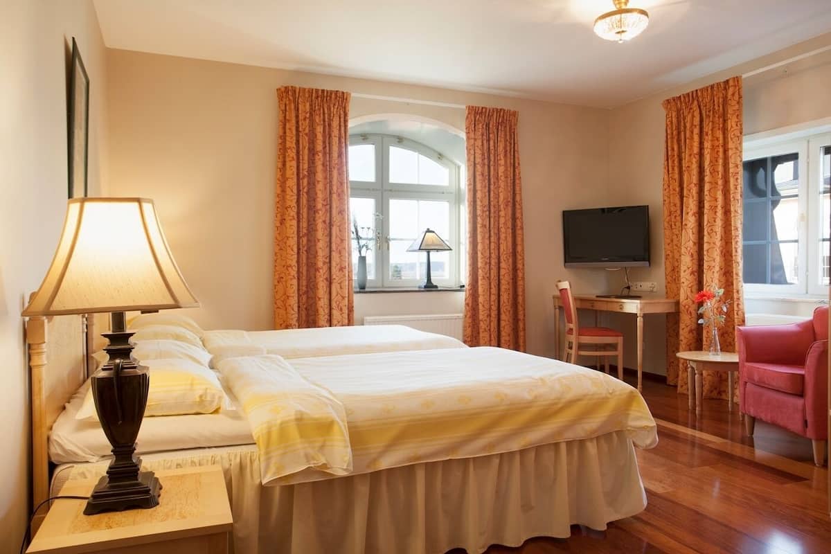 double room, private bathroom | 1 bedroom, desk, blackout curtains, iron/ironing board