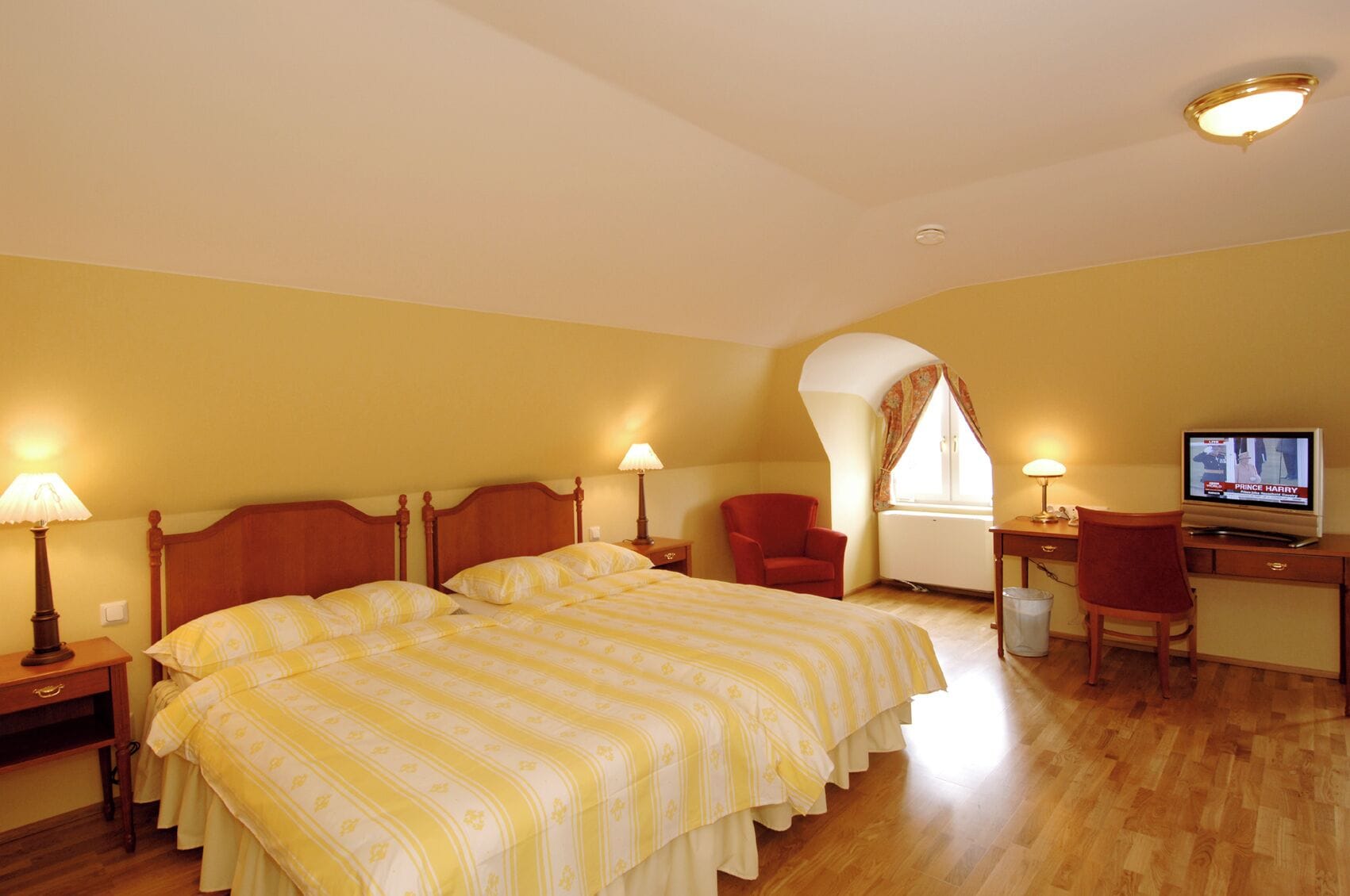 高级双人房 | 办公桌、遮光窗帘、熨斗/熨板、免费 WiFi