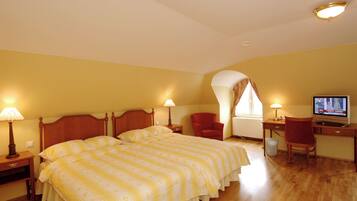 Habitación doble superior | Escritorio, cortinas blackout y tabla de planchar con plancha