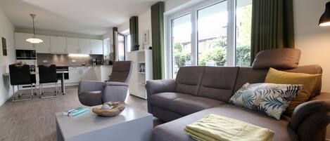 Refugium 1 | Living room | 50-inch flat-screen TV with cable channels, TV, fireplace