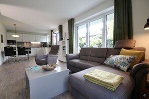 Refugium 1 | Wohnzimmer | 50-Zoll-Flachbildfernseher mit Kabelempfang, Fernseher, Kamin