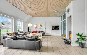 Smart TV, fireplace, DVD player