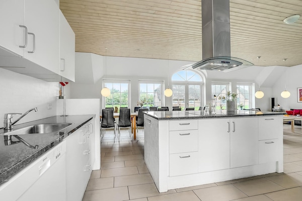 Kjøleskap, kokeplater, oppvaskmaskin og kaffetrakter/tekoker