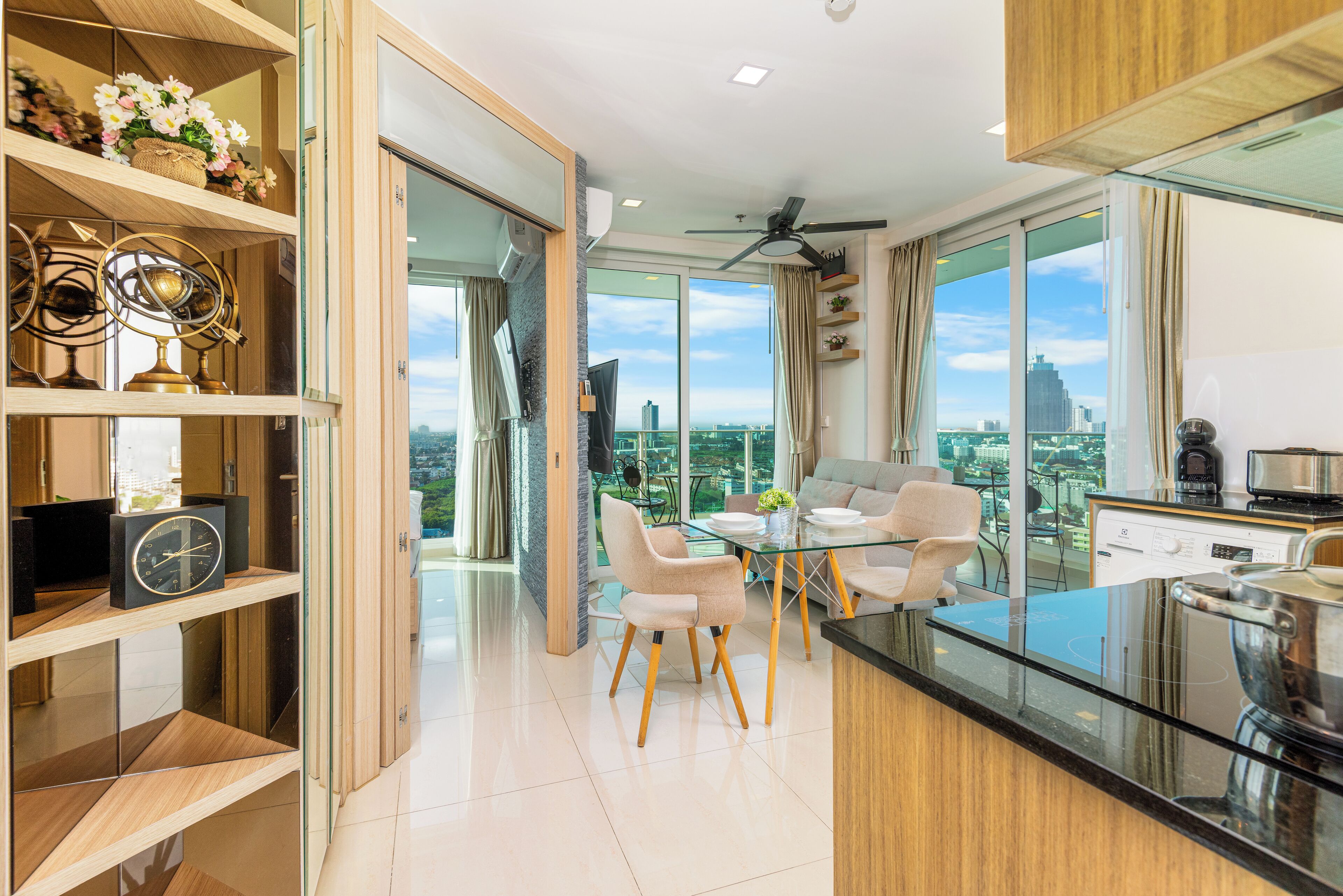City Garden Tower 2317 -Sea View | City View | Mountain View | Swimming Pool | Woonruimte | Een 41-inch ledtelevisie met satellietzenders en een televisie