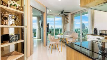 City Garden Tower 2317 -Sea View | City View | Mountain View | Swimming Pool | Woonruimte | Een 41-inch ledtelevisie met satellietzenders en een televisie