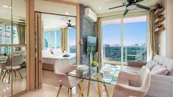 City Garden Tower 2317 -Sea View | City View | Mountain View | Swimming Pool | Oleskelualue | 41–tuumainen LED-televisio, jossa satelliittikanavat