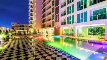 Außenpool, Sonnenschirme, Liegestühle