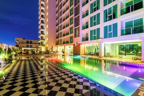 屋外プール、プール パラソル、サンラウンジャー