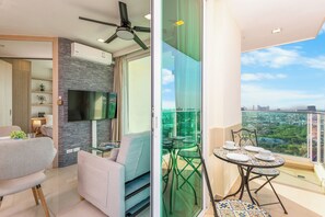 City Garden Tower 2317 -Sea View | City View | Mountain View | Swimming Pool | 阳台