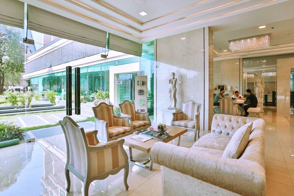Lobby sitting area - Panoramic Sea, City And Mountain Views by City Garden Tower (Pattaya)