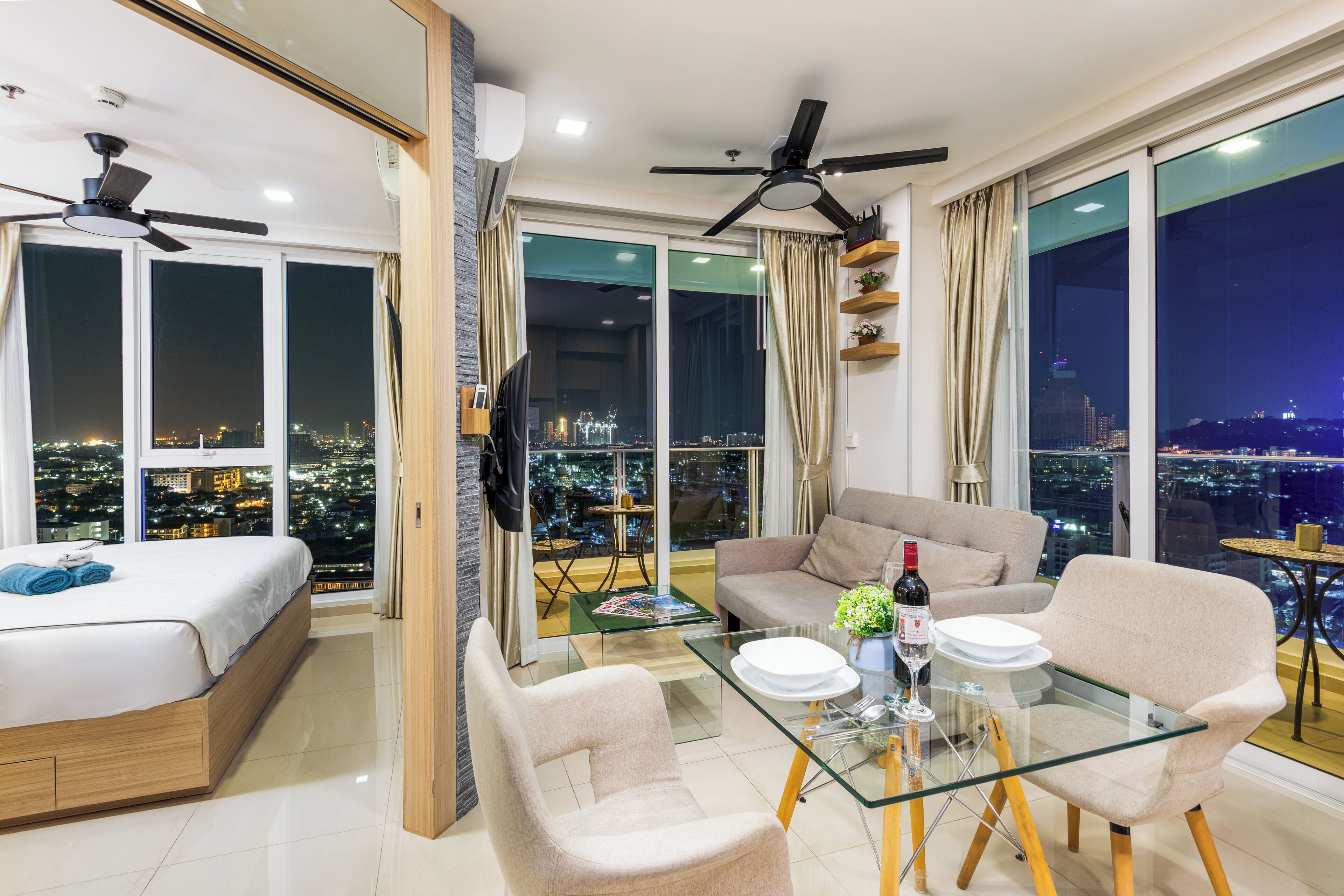 1 bedroom, down duvets, pillow-top beds, in-room safe