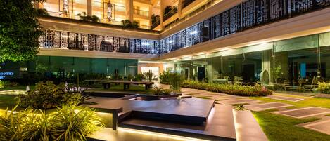 Boendets fasad - kväll/natt