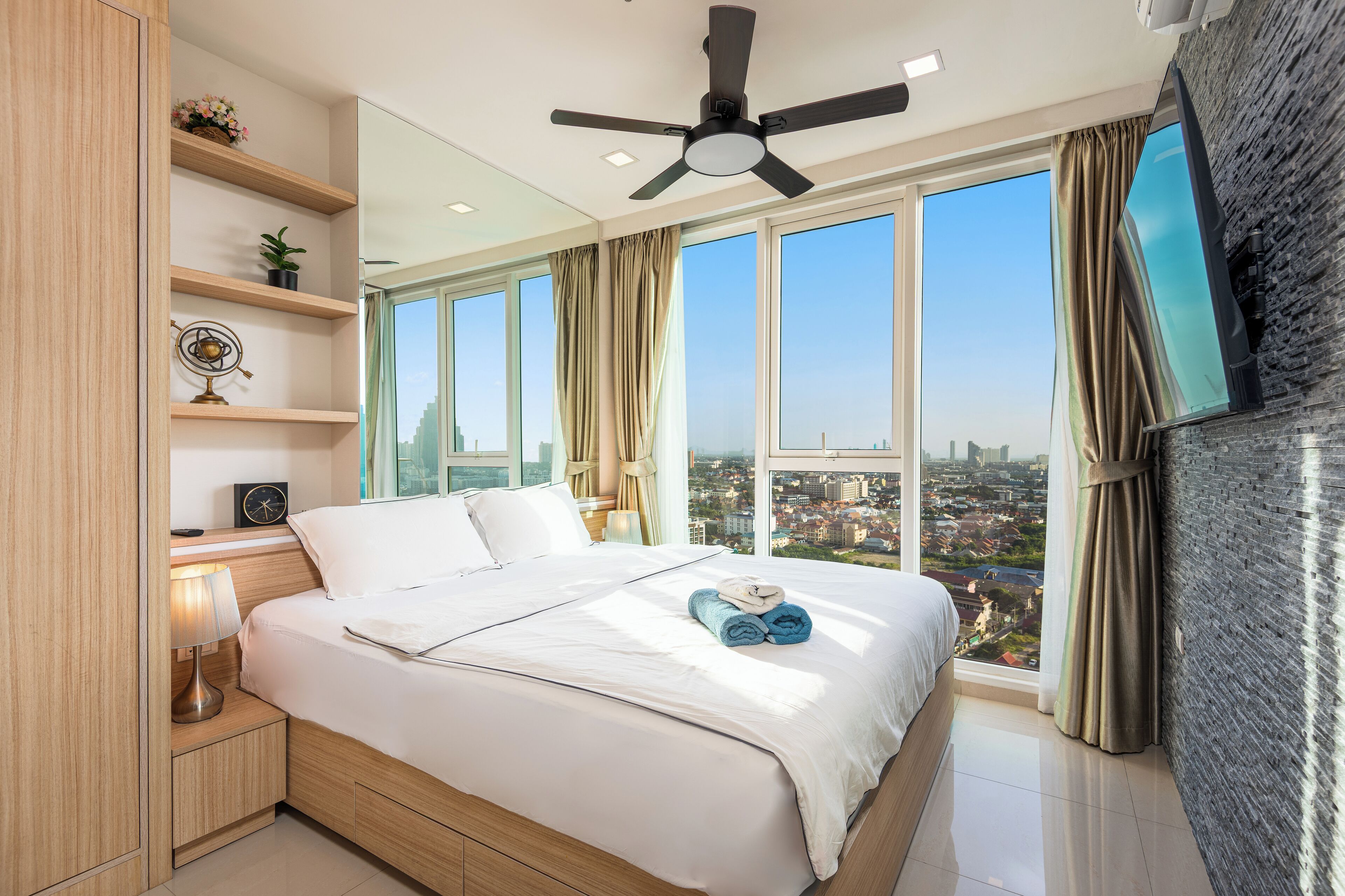 City Garden Tower 2317 -Sea View | City View | Mountain View | Swimming Pool | 1 bedroom, down comforters, pillowtop beds, in-room safe