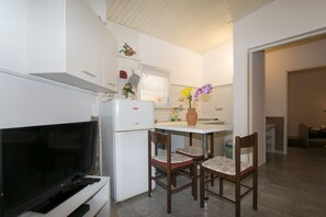 Fridge, coffee/tea maker, cookware/dishes/utensils